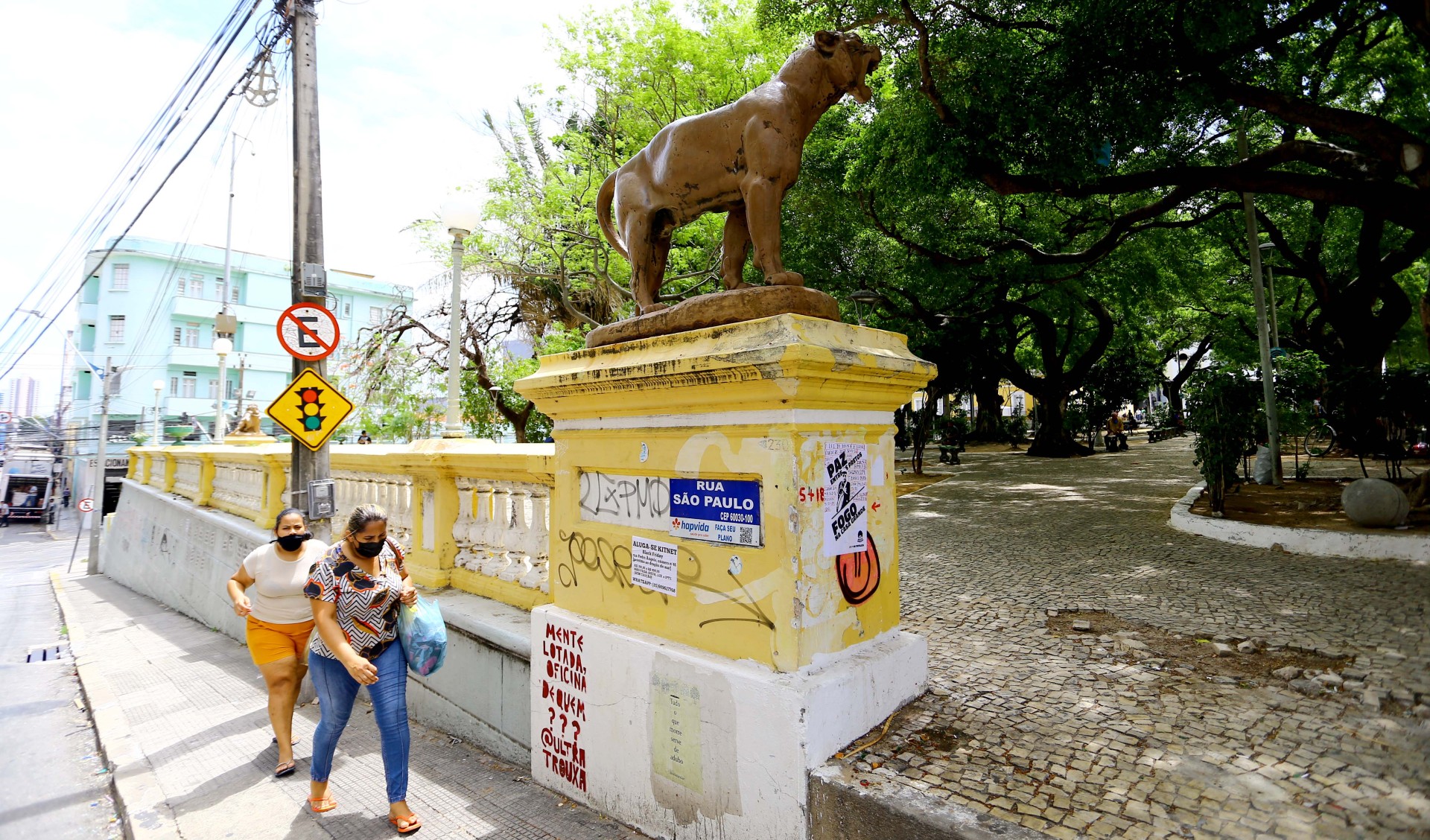 calçadão da praça dos leões